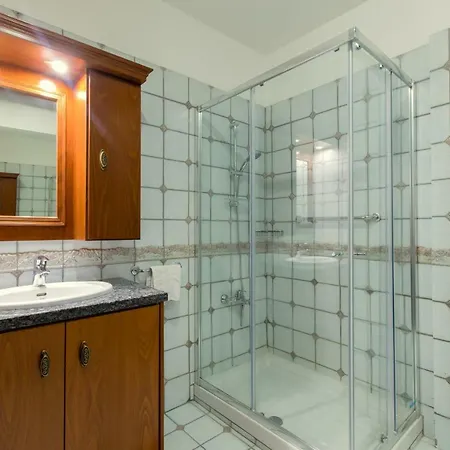 Nine Bedroom With Swimming Pool And Lift فيلة *