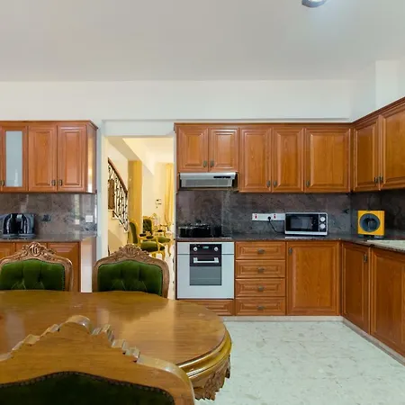 Nine Bedroom With Swimming Pool And Lift فيلة