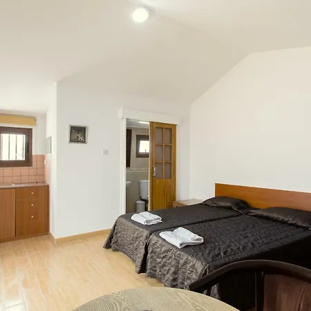 Nine Bedroom With Swimming Pool And Lift فيلة لارنكا